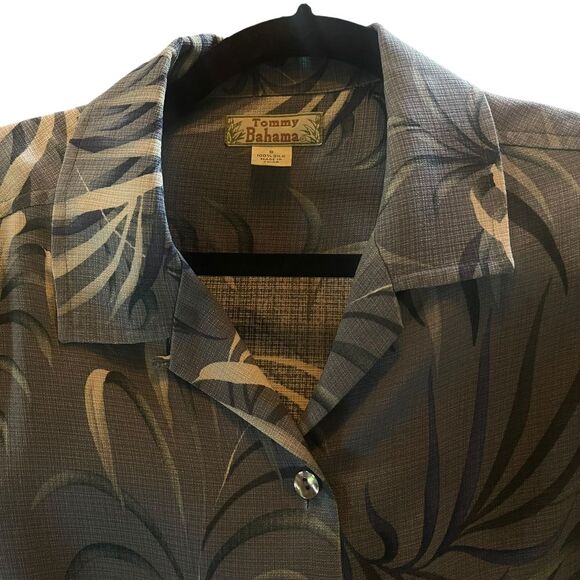 Tommy Bahama men's  100% Silk Tropical Palm Print Short Sleeve Button-Up Shirt - Picture 3 of 7